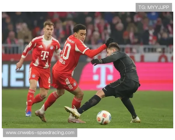 拜仁慕尼黑球员穆西亚拉与奥格斯堡球员雷治贝察伊比赛中激烈拼抢 拜仁慕尼黑球员穆西亚拉与奥格斯堡球员雷治贝察伊比赛中激烈拼抢