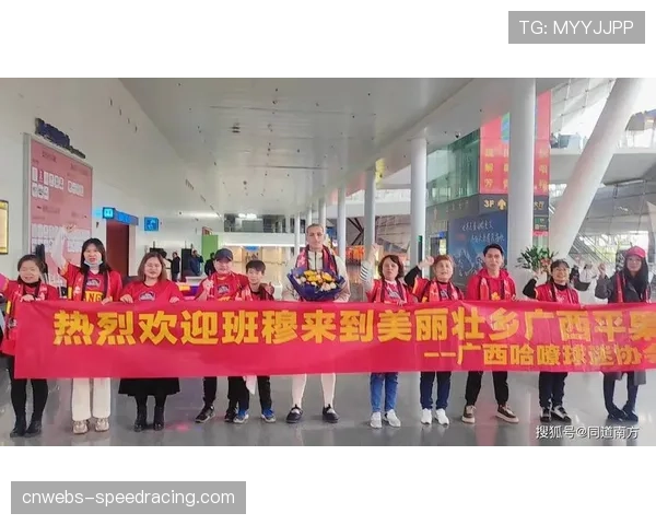 特写:球迷抗议,布雷斯特主场看台出现针对俱乐部管理层的巨型横幅